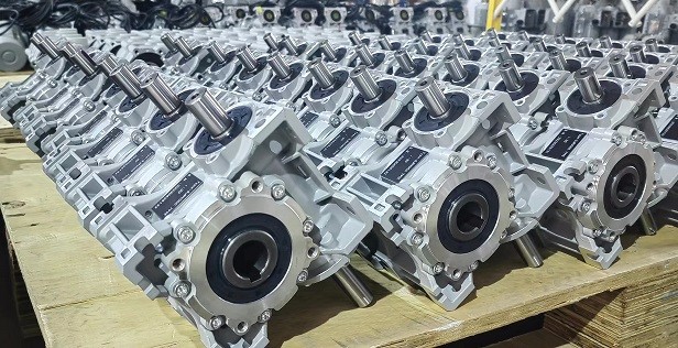 11月正忙，艾思捷雙軸輸入蝸輪減速機(jī)SJMRV050-30-AB發(fā)貨